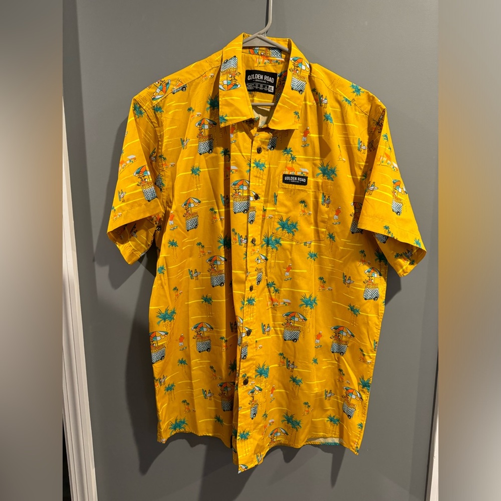 Golden road Brewing short sleeve button up. Never worn. Not my style.